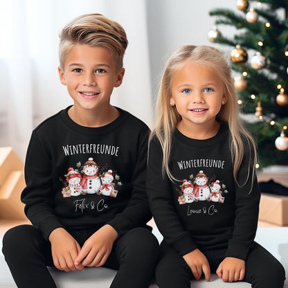 Personalisierter Weihnachtspullover Kinder mit Schneemann Motiv – Winterfreunde. Weihnachtsoutfit Jungen & Mädchen, Geschwister Outfit Weihnachten, ideal als Weihnachtsgeschenk Baby oder Kinder. Pullover, Shirt & Body mit Namen, festliche Winterkleidung nachhaltig bedruckt. Perfekt für Familienfotos, Plätzchenbacken oder Schulfeiern. Weihnachtsoutfit Kinder personalisiert, kuscheliger Winter Pullover Geschenk für Mädchen & Jungen. Weihnachtspullover Kinder personalisiert Shirt Body mit Namen