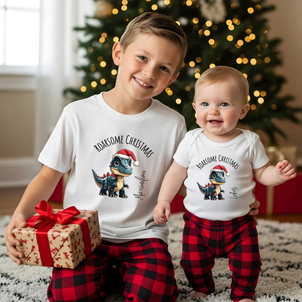 Personalisierter Weihnachtspullover Kinder Dino Motiv – Weihnachtsoutfit Junge Mädchen, Geschwister Outfit Weihnachten, Dinosaurier Pullover, Shirt oder Body mit Namen. Geschenkidee Weihnachten Kinder, kuscheliger Winterpullover nachhaltig bedruckt. Perfekt für Kindergarten, Familienfotos und festliche Tage. Kinder Weihnachtspulli Dino personalisiert – Weihnachtsgeschenk für Dino-Fans und Geschwister. Weihnachtspullover Kinder personalisiert Weihnachtsoutfit Junge Mädchen Kinder Weihnachtspulli
