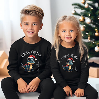 Weihnachtspullover für Kinder mit süßem Dino-Motiv und Personalisierung mit Namen. Perfekt als individuelles Weihnachtsgeschenk für kleine Dino-Fans – egal ob als Sweatshirt, T-Shirt oder Body (kurzarm/langarm). Ideal für festliche Anlässe wie Weihnachtsfeiern, Fotos und als Geschwister-Outfit. Hochwertiger Druck, weiche Materialien, liebevoll gestaltet. Ein Weihnachtsoutfit, das für leuchtende Augen sorgt und Kindheitserinnerungen schafft. Jetzt personalisiert bestellen!