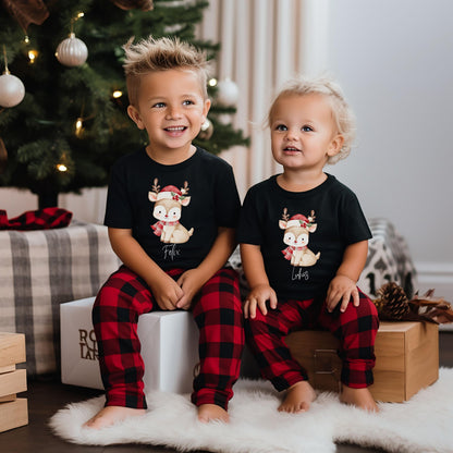 Personalisierter Weihnachtspullover für Kinder mit Rentier – verfügbar als Pullover, T-Shirt oder Weihnachtsbody mit Namen. Perfekt für Weihnachten als Kinder Weihnachtsoutfit oder Baby Weihnachtsoutfit für Jungen und Mädchen. Das süße Rentier mit Mütze und Schal ist ideal für festliche Partnerlooks, Geschwister Outfits oder als personalisiertes Kinder Outfit. Weicher Winter Pullover – gemütlich, hochwertig und ideal als Weihnachtsgeschenk für Kinder oder Baby.