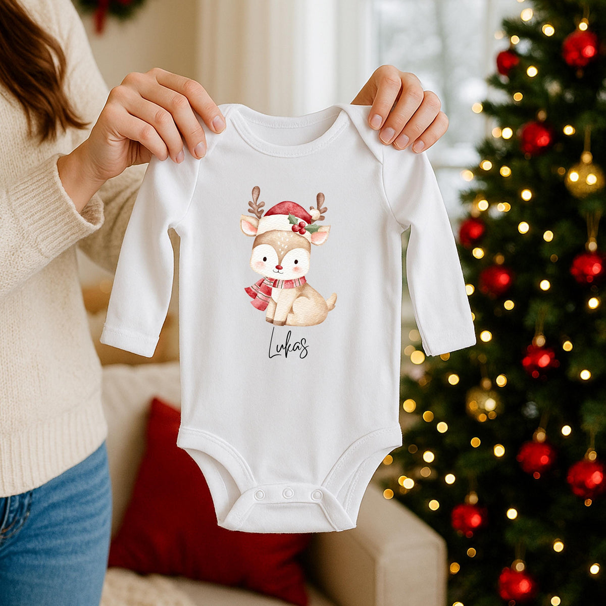 Personalisierter Weihnachtspullover für Kinder mit Rentier – verfügbar als Pullover, T-Shirt oder Weihnachtsbody mit Namen. Perfekt für Weihnachten als Kinder Weihnachtsoutfit oder Baby Weihnachtsoutfit für Jungen und Mädchen. Das süße Rentier mit Mütze und Schal ist ideal für festliche Partnerlooks, Geschwister Outfits oder als personalisiertes Kinder Outfit. Weicher Winter Pullover – gemütlich, hochwertig und ideal als Weihnachtsgeschenk für Kinder oder Baby.