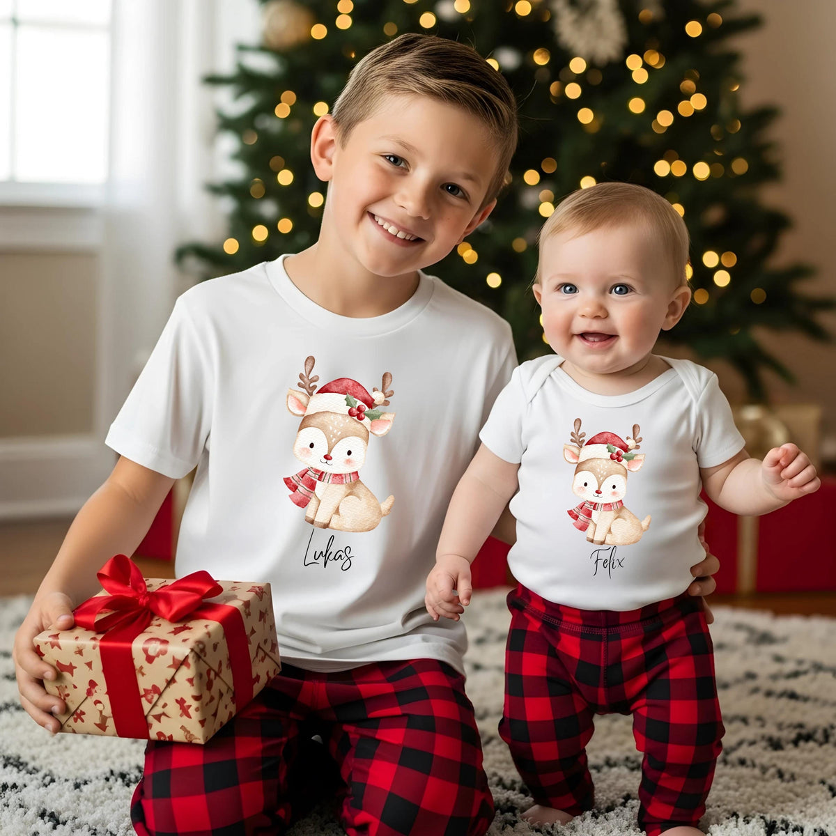Personalisierter Weihnachtspullover für Kinder mit Rentier – verfügbar als Pullover, T-Shirt oder Weihnachtsbody mit Namen. Perfekt für Weihnachten als Kinder Weihnachtsoutfit oder Baby Weihnachtsoutfit für Jungen und Mädchen. Das süße Rentier mit Mütze und Schal ist ideal für festliche Partnerlooks, Geschwister Outfits oder als personalisiertes Kinder Outfit. Weicher Winter Pullover – gemütlich, hochwertig und ideal als Weihnachtsgeschenk für Kinder oder Baby.