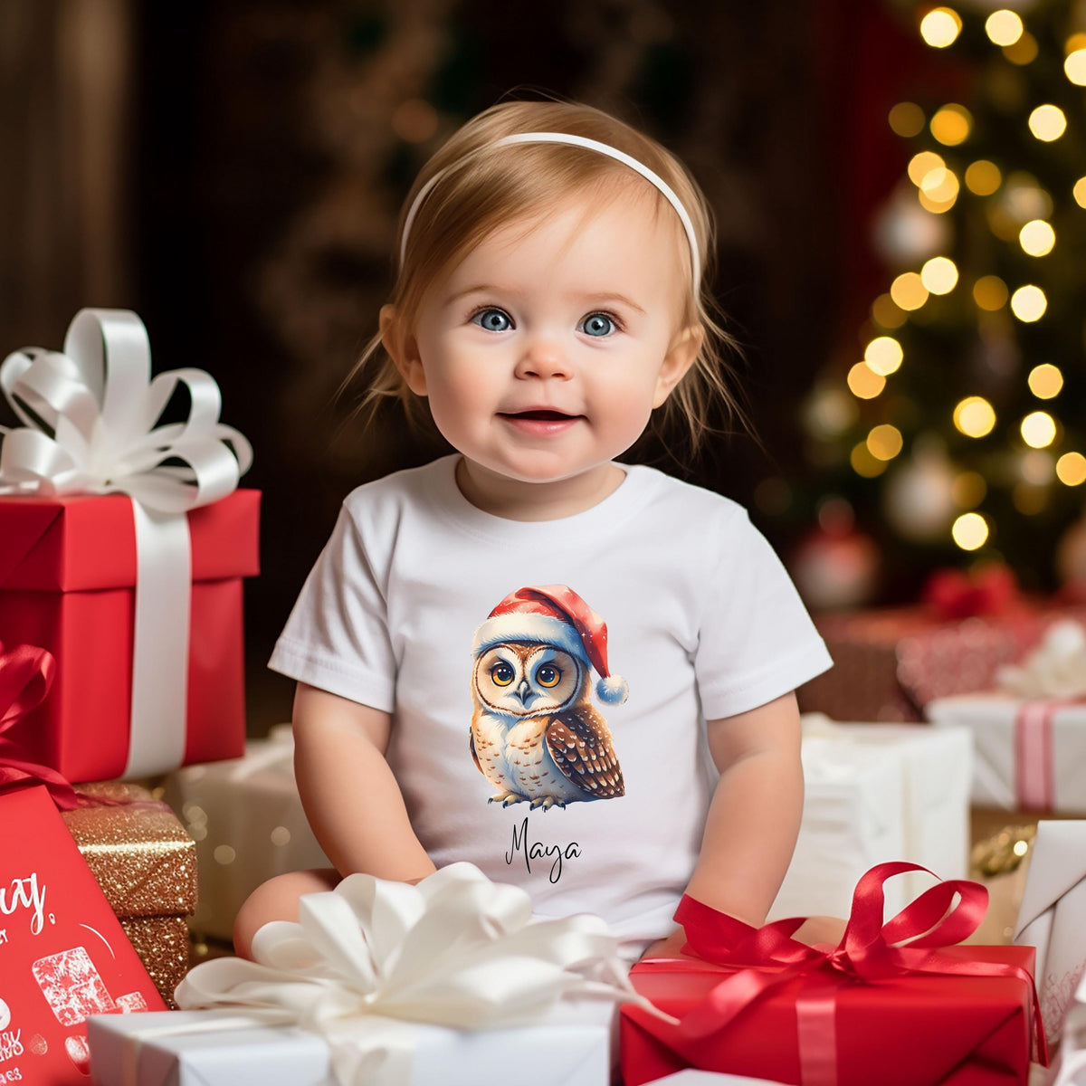 Personalisiertes Weihnachtsoutfit für Kinder mit süßem Eulen-Motiv: Weihnachtspullover, T-Shirt oder Babybody mit Weihnachtsmütze, individuell mit Namen bedruckt. Perfekt als festlicher Winterpullover für Jungen und Mädchen, ideal für Baby Weihnachten Outfits oder Geschwister Partnerlooks. Hochwertige Weihnachtskleidung – gemütlich, nachhaltig produziert und ein liebevolles Geschenk für Kinder. Für Familienfotos, Weihnachtsfeste oder als personalisierter Hingucker unter dem Tannenbaum.