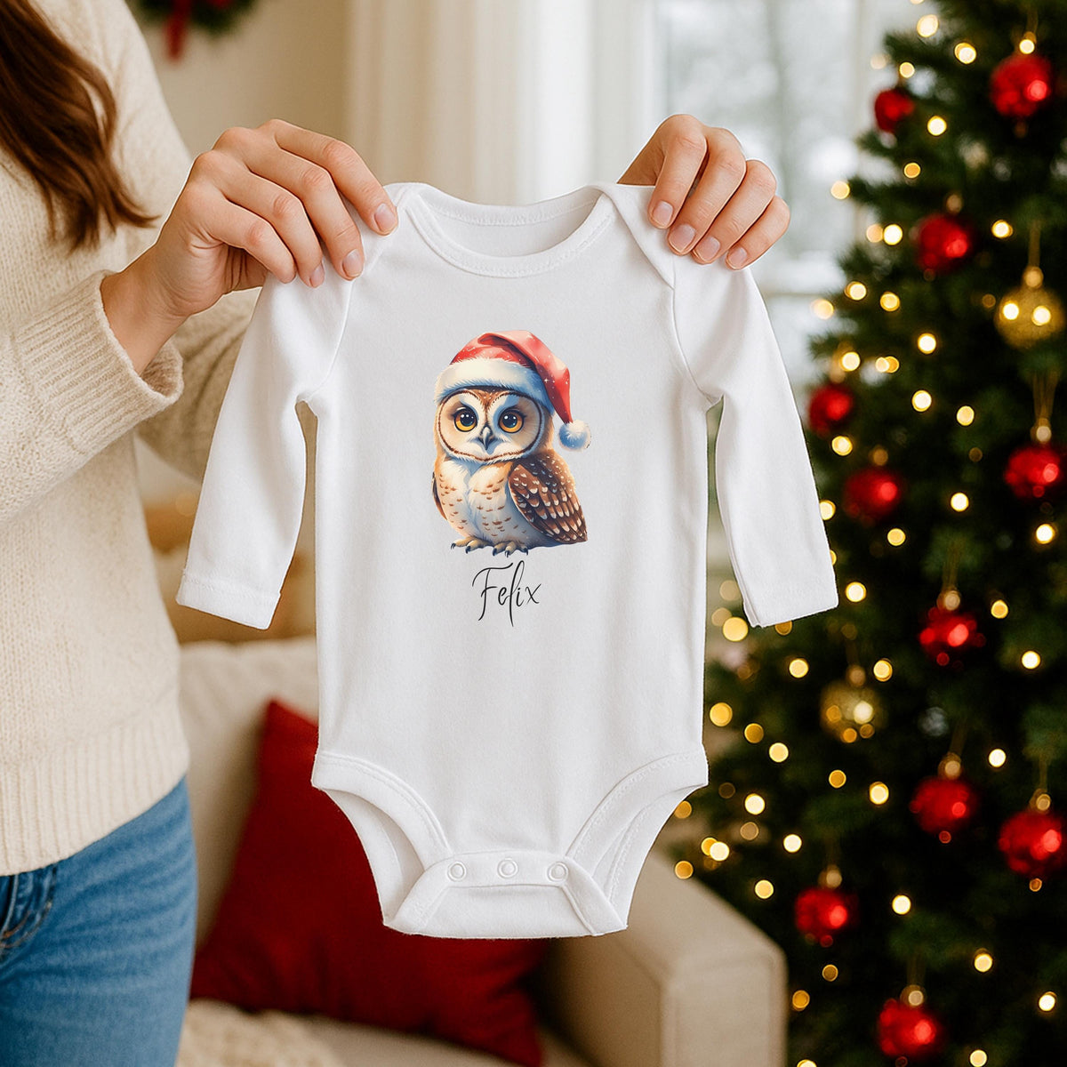 Personalisiertes Weihnachtsoutfit für Kinder mit süßem Eulen-Motiv: Weihnachtspullover, T-Shirt oder Babybody mit Weihnachtsmütze, individuell mit Namen bedruckt. Perfekt als festlicher Winterpullover für Jungen und Mädchen, ideal für Baby Weihnachten Outfits oder Geschwister Partnerlooks. Hochwertige Weihnachtskleidung – gemütlich, nachhaltig produziert und ein liebevolles Geschenk für Kinder. Für Familienfotos, Weihnachtsfeste oder als personalisierter Hingucker unter dem Tannenbaum.