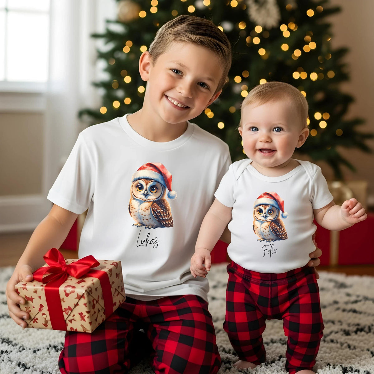 Personalisiertes Weihnachtsoutfit für Kinder mit süßem Eulen-Motiv: Weihnachtspullover, T-Shirt oder Babybody mit Weihnachtsmütze, individuell mit Namen bedruckt. Perfekt als festlicher Winterpullover für Jungen und Mädchen, ideal für Baby Weihnachten Outfits oder Geschwister Partnerlooks. Hochwertige Weihnachtskleidung – gemütlich, nachhaltig produziert und ein liebevolles Geschenk für Kinder. Für Familienfotos, Weihnachtsfeste oder als personalisierter Hingucker unter dem Tannenbaum.