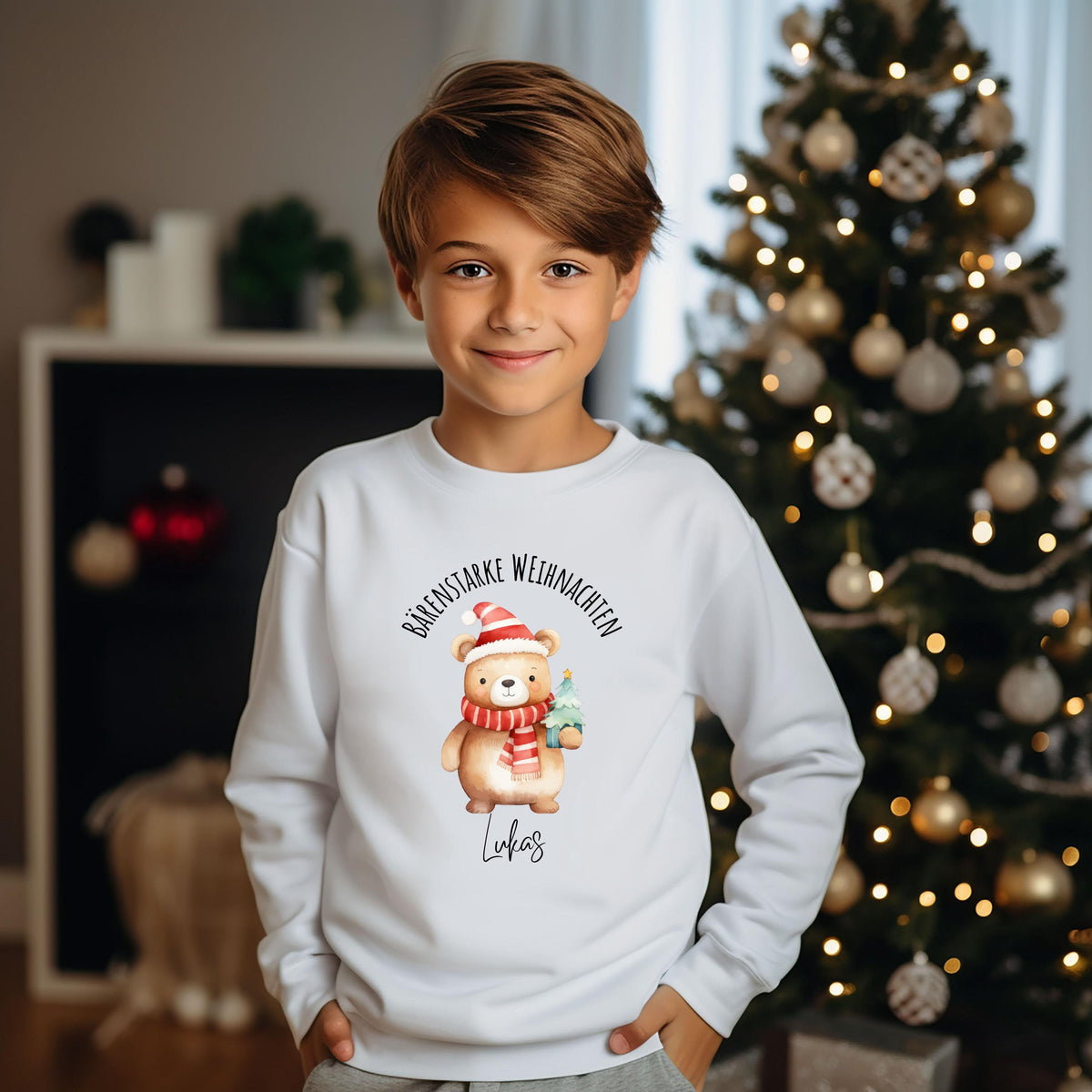 Zwei Kinder tragen ein personalisiertes Weihnachtsoutfit mit süßem Bärenmotiv – als Weihnachtspullover, Weihnachts-T-Shirt oder Baby Weihnachtsbody. Der niedliche Weihnachtsbär mit roter Mütze, Geschenk und individuellem Namen ist ideal als Geschenk für Jungen und Mädchen, als Baby Weihnachten Outfit oder festlicher Geschwisterlook. Perfekt für Weihnachtsfotos, Kita-Feiern, Krippenfeste oder als Partnerlook für Geschwister. Hochwertig & personalisiert – ein bärenstarker Hingucker zu Weihnachten.