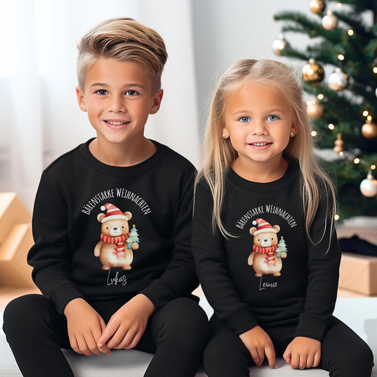 Zwei Kinder tragen ein personalisiertes Weihnachtsoutfit mit süßem Bärenmotiv – als Weihnachtspullover, Weihnachts-T-Shirt oder Baby Weihnachtsbody. Der niedliche Weihnachtsbär mit roter Mütze, Geschenk und individuellem Namen ist ideal als Geschenk für Jungen und Mädchen, als Baby Weihnachten Outfit oder festlicher Geschwisterlook. Perfekt für Weihnachtsfotos, Kita-Feiern, Krippenfeste oder als Partnerlook für Geschwister. Hochwertig & personalisiert – ein bärenstarker Hingucker zu Weihnachten.