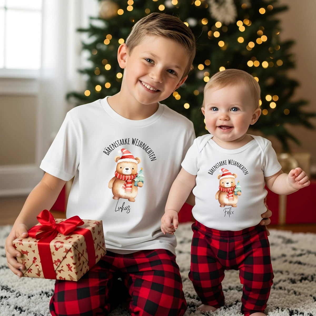 Zwei Kinder tragen ein personalisiertes Weihnachtsoutfit mit süßem Bärenmotiv – als Weihnachtspullover, Weihnachts-T-Shirt oder Baby Weihnachtsbody. Der niedliche Weihnachtsbär mit roter Mütze, Geschenk und individuellem Namen ist ideal als Geschenk für Jungen und Mädchen, als Baby Weihnachten Outfit oder festlicher Geschwisterlook. Perfekt für Weihnachtsfotos, Kita-Feiern, Krippenfeste oder als Partnerlook für Geschwister. Hochwertig & personalisiert – ein bärenstarker Hingucker zu Weihnachten.
