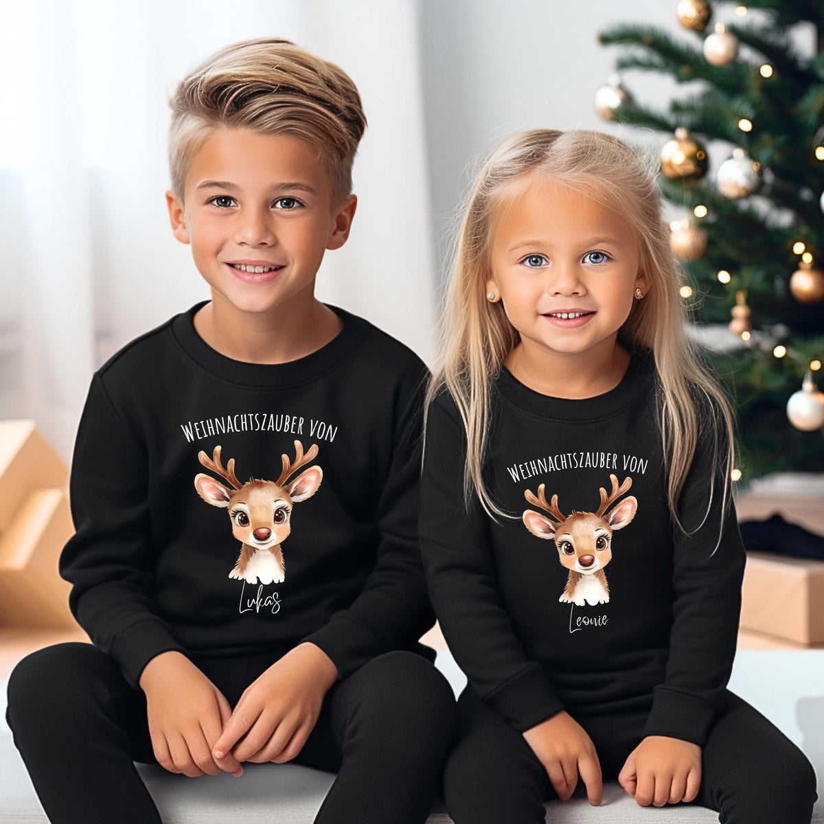 Weihnachtspullover mit niedlichem Rentier-Motiv und dem Text „Weihnachtszauber von [Name]“ – personalisierbar und ideal als Weihnachtsoutfit für Kinder. Perfekt für Jungen, Mädchen oder Babys als festlicher Pullover, Weihnachts-T-Shirt oder Babybody. Der süße Rentier-Print mit Geweih und großen Augen macht das Design zum Hingucker auf Weihnachtsfotos, bei der Bescherung oder im Partnerlook mit Geschwistern. Eine liebevolle Geschenkidee für die Feiertage mit persönlichem Namen.