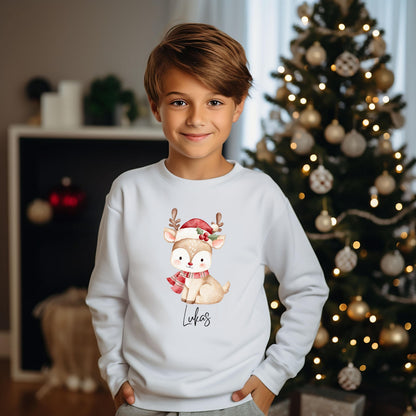 Personalisierter Weihnachtspullover für Kinder mit Rentier – verfügbar als Pullover, T-Shirt oder Weihnachtsbody mit Namen. Perfekt für Weihnachten als Kinder Weihnachtsoutfit oder Baby Weihnachtsoutfit für Jungen und Mädchen. Das süße Rentier mit Mütze und Schal ist ideal für festliche Partnerlooks, Geschwister Outfits oder als personalisiertes Kinder Outfit. Weicher Winter Pullover – gemütlich, hochwertig und ideal als Weihnachtsgeschenk für Kinder oder Baby.
