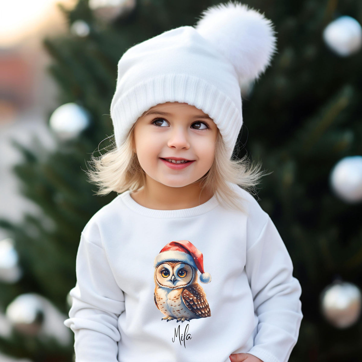 Personalisiertes Weihnachtsoutfit für Kinder mit süßem Eulen-Motiv: Weihnachtspullover, T-Shirt oder Babybody mit Weihnachtsmütze, individuell mit Namen bedruckt. Perfekt als festlicher Winterpullover für Jungen und Mädchen, ideal für Baby Weihnachten Outfits oder Geschwister Partnerlooks. Hochwertige Weihnachtskleidung – gemütlich, nachhaltig produziert und ein liebevolles Geschenk für Kinder. Für Familienfotos, Weihnachtsfeste oder als personalisierter Hingucker unter dem Tannenbaum.