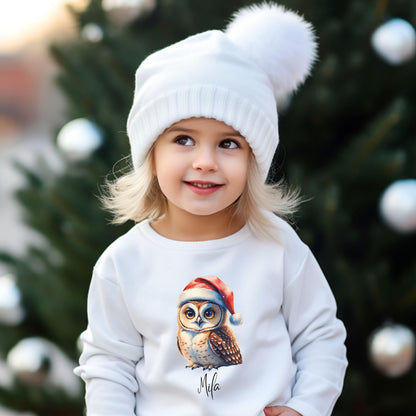 Personalisiertes Weihnachtsoutfit für Kinder mit süßem Eulen-Motiv: Weihnachtspullover, T-Shirt oder Babybody mit Weihnachtsmütze, individuell mit Namen bedruckt. Perfekt als festlicher Winterpullover für Jungen und Mädchen, ideal für Baby Weihnachten Outfits oder Geschwister Partnerlooks. Hochwertige Weihnachtskleidung – gemütlich, nachhaltig produziert und ein liebevolles Geschenk für Kinder. Für Familienfotos, Weihnachtsfeste oder als personalisierter Hingucker unter dem Tannenbaum.