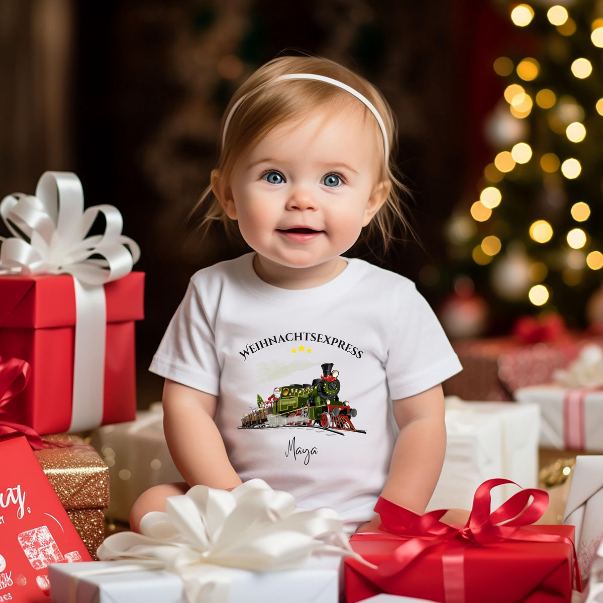 Personalisierter Weihnachtspullover mit Weihnachtszug für Kinder und Babys – erhältlich als Pullover, T-Shirt oder Babybody (kurzarm oder langarm). Ideal als Geschenk zu Weihnachten für Jungen und Mädchen oder als festliches Geschwister-Outfit. Das liebevoll gestaltete Motiv zeigt eine Lokomotive mit Geschenken, Tannenbaum und Sternen. Perfekt für Weihnachtsfotos, den Besuch bei Oma, Baby Weihnachten Outfit oder Partnerlook für Geschwister im Winter.