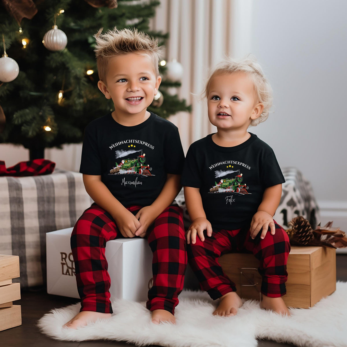 Personalisierter Weihnachtspullover mit Weihnachtszug für Kinder und Babys – erhältlich als Pullover, T-Shirt oder Babybody (kurzarm oder langarm). Ideal als Geschenk zu Weihnachten für Jungen und Mädchen oder als festliches Geschwister-Outfit. Das liebevoll gestaltete Motiv zeigt eine Lokomotive mit Geschenken, Tannenbaum und Sternen. Perfekt für Weihnachtsfotos, den Besuch bei Oma, Baby Weihnachten Outfit oder Partnerlook für Geschwister im Winter.