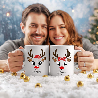 Weihnachtstasse mit Rentier und Namen personalisierbar – perfekte Geschenkidee für Freundin, Partner, Kind oder Familienmitglied. Die Tasse zeigt ein süßes Rentier mit Schleife oder Weihnachtsmütze und kann individuell mit einem Wunschnamen gestaltet werden. Ideal als kleines Weihnachtsgeschenk, Wichtelgeschenk oder Nikolauspräsent. Hochwertige Keramiktasse mit festlichem Design, langlebigem Druck und ideal für Kaffee, Tee, Kakao oder Punsch – für festliche Wintermomente mit persönlicher Note.