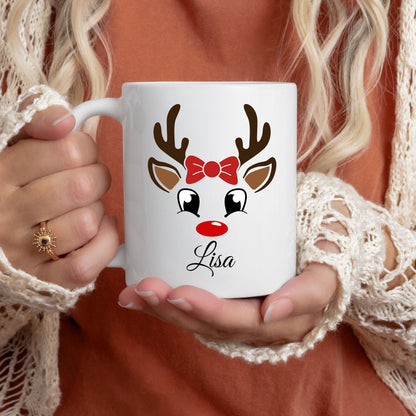 Weihnachtstasse mit Rentier und Namen personalisierbar – perfekte Geschenkidee für Freundin, Partner, Kind oder Familienmitglied. Die Tasse zeigt ein süßes Rentier mit Schleife oder Weihnachtsmütze und kann individuell mit einem Wunschnamen gestaltet werden. Ideal als kleines Weihnachtsgeschenk, Wichtelgeschenk oder Nikolauspräsent. Hochwertige Keramiktasse mit festlichem Design, langlebigem Druck und ideal für Kaffee, Tee, Kakao oder Punsch – für festliche Wintermomente mit persönlicher Note.