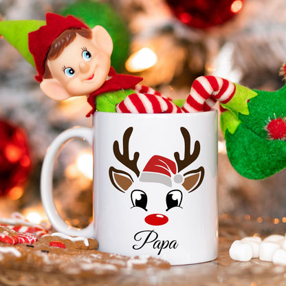 Weihnachtstasse mit Rentier und Namen personalisierbar – perfekte Geschenkidee für Freundin, Partner, Kind oder Familienmitglied. Die Tasse zeigt ein süßes Rentier mit Schleife oder Weihnachtsmütze und kann individuell mit einem Wunschnamen gestaltet werden. Ideal als kleines Weihnachtsgeschenk, Wichtelgeschenk oder Nikolauspräsent. Hochwertige Keramiktasse mit festlichem Design, langlebigem Druck und ideal für Kaffee, Tee, Kakao oder Punsch – für festliche Wintermomente mit persönlicher Note.