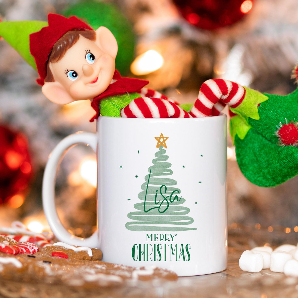 Personalisierbare Weihnachtstasse mit modernem Tannenbaum-Design in Mintgrün, verziert mit einem goldenen Stern und dem Schriftzug "Merry Christmas" – darunter individualisierbar mit Wunschnamen wie Felix oder Laura. Die Keramiktasse ist ein Geschenk zu Weihnachten für Freunde, Kinder, Partner oder Familie. Ideal als individuelles Weihnachtsgeschenk, Wichtelgeschenk oder festliche Wintertasse mit Namen – perfekt für die Adventszeit, Heiligabend oder als besondere Überraschung im Nikola
