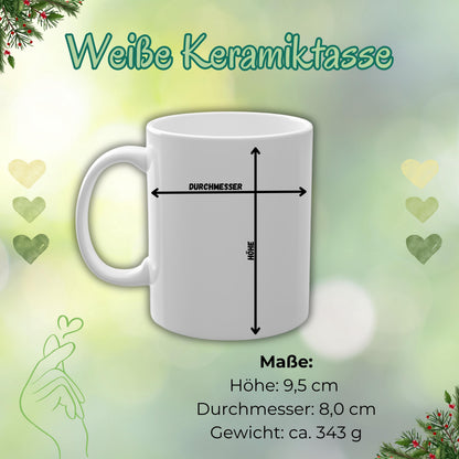 Personalisierte Weihnachtstasse mit Weihnachtsdorf-Motiv, dekoriert mit verschneiten Häusern, Tannenbäumen, rotem Auto und dem Schriftzug „Merry Christmas“. Unten lässt sich der Name individuell einfügen. Die festliche Keramiktasse ist ideal als Weihnachtsgeschenk für Familie, Freunde oder Kolleg:innen. Perfekt geeignet als Wichtelgeschenk, Geschenkidee für die Adventszeit oder als liebevoll gestalteter Winterbecher mit Namenspersonalisierung, für festliche Momente mit Herz und Stil.