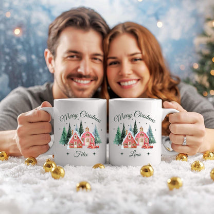 Personalisierte Weihnachtstasse mit Weihnachtsdorf-Motiv, dekoriert mit verschneiten Häusern, Tannenbäumen, rotem Auto und dem Schriftzug „Merry Christmas“. Unten lässt sich der Name individuell einfügen. Die festliche Keramiktasse ist ideal als Weihnachtsgeschenk für Familie, Freunde oder Kolleg:innen. Perfekt geeignet als Wichtelgeschenk, Geschenkidee für die Adventszeit oder als liebevoll gestalteter Winterbecher mit Namenspersonalisierung, für festliche Momente mit Herz und Stil.