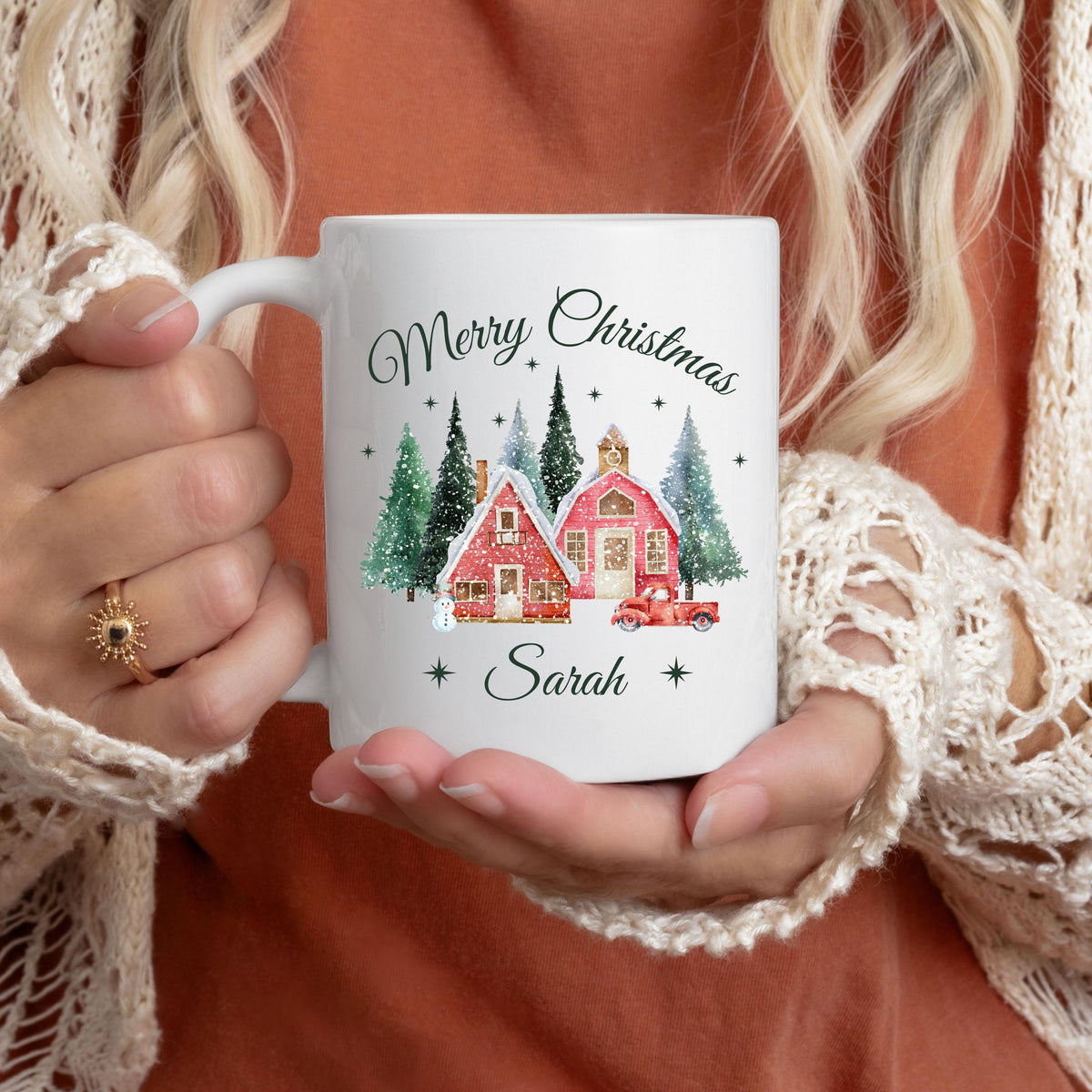 Personalisierte Weihnachtstasse mit Weihnachtsdorf-Motiv, dekoriert mit verschneiten Häusern, Tannenbäumen, rotem Auto und dem Schriftzug „Merry Christmas“. Unten lässt sich der Name individuell einfügen. Die festliche Keramiktasse ist ideal als Weihnachtsgeschenk für Familie, Freunde oder Kolleg:innen. Perfekt geeignet als Wichtelgeschenk, Geschenkidee für die Adventszeit oder als liebevoll gestalteter Winterbecher mit Namenspersonalisierung, für festliche Momente mit Herz und Stil.