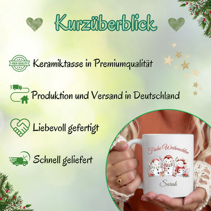 Personalisierte Weihnachtstasse mit winterlichem Schneemann-Motiv, bestehend aus drei festlich geschmückten Schneemännern mit Mütze und Schal sowie dem Schriftzug „Frohe Weihnachten“. Darunter ist der Wunschname – z. B. Sarah – elegant integriert. Diese Keramiktasse eignet sich ideal als individuelles Weihnachtsgeschenk für Freunde, Partner, Kinder oder Familie. Perfekt als Wichtelgeschenk, Nikolausidee oder festlicher Winterbecher für den Advent. Mit liebevollem Design und persönlicher Note.