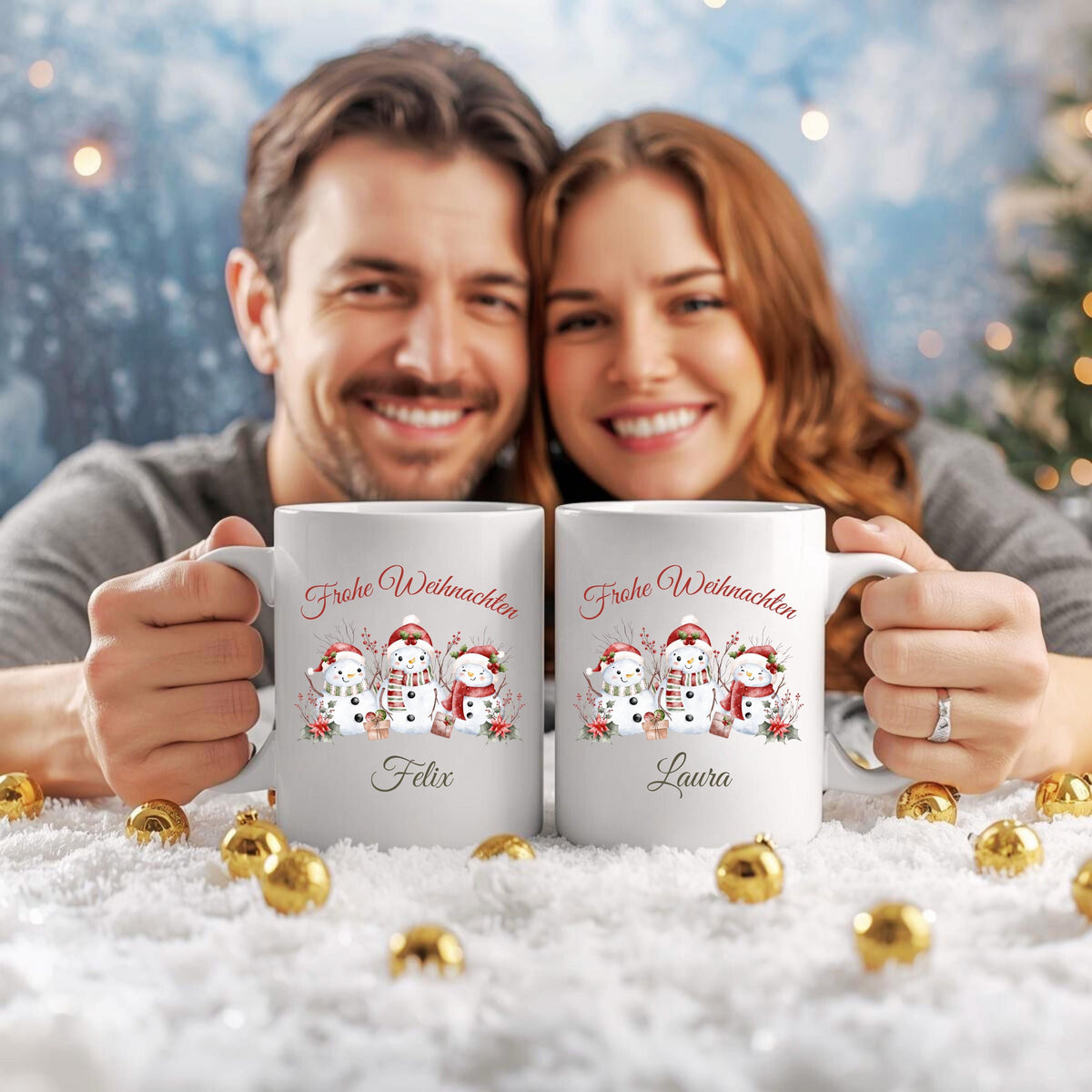 Personalisierte Weihnachtstasse mit winterlichem Schneemann-Motiv, bestehend aus drei festlich geschmückten Schneemännern mit Mütze und Schal sowie dem Schriftzug „Frohe Weihnachten“. Darunter ist der Wunschname – z. B. Sarah – elegant integriert. Diese Keramiktasse eignet sich ideal als individuelles Weihnachtsgeschenk für Freunde, Partner, Kinder oder Familie. Perfekt als Wichtelgeschenk, Nikolausidee oder festlicher Winterbecher für den Advent. Mit liebevollem Design und persönlicher Note.