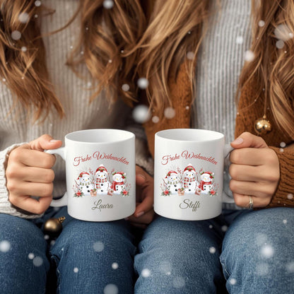 Personalisierte Weihnachtstasse mit winterlichem Schneemann-Motiv, bestehend aus drei festlich geschmückten Schneemännern mit Mütze und Schal sowie dem Schriftzug „Frohe Weihnachten“. Darunter ist der Wunschname – z. B. Sarah – elegant integriert. Diese Keramiktasse eignet sich ideal als individuelles Weihnachtsgeschenk für Freunde, Partner, Kinder oder Familie. Perfekt als Wichtelgeschenk, Nikolausidee oder festlicher Winterbecher für den Advent. Mit liebevollem Design und persönlicher Note.
