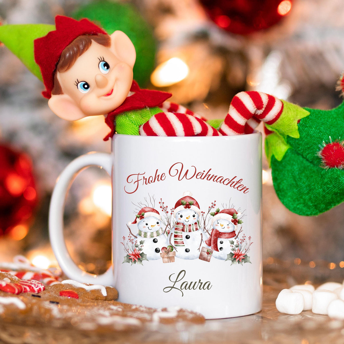 Personalisierte Weihnachtstasse mit winterlichem Schneemann-Motiv, bestehend aus drei festlich geschmückten Schneemännern mit Mütze und Schal sowie dem Schriftzug „Frohe Weihnachten“. Darunter ist der Wunschname – z. B. Sarah – elegant integriert. Diese Keramiktasse eignet sich ideal als individuelles Weihnachtsgeschenk für Freunde, Partner, Kinder oder Familie. Perfekt als Wichtelgeschenk, Nikolausidee oder festlicher Winterbecher für den Advent. Mit liebevollem Design und persönlicher Note.