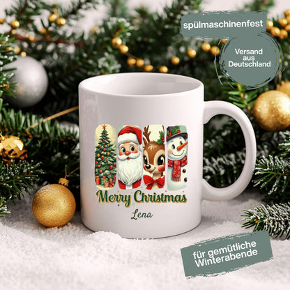 Personalisierte Weihnachtstasse aus Keramik mit klassischem Weihnachtsmotiv – bestehend aus Weihnachtsbaum, Weihnachtsmann, Rentier und Schneemann im charmanten Vintage-Stil. Mit individuellem Wunschnamen (z. B. Sarah) personalisierbar. Perfekt als Weihnachtsgeschenk für Kinder, Partner, Freundinnen oder Familie. Die festliche Illustration macht die Tasse zum Highlight auf dem Frühstückstisch, ideal als Wichtelgeschenk oder liebevolles Präsent für Katzenfreunde, Kollegen oder den Adventskalender