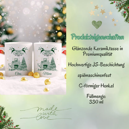 Weiße Keramiktasse mit festlichem Weihnachtsmotiv: Kamin mit festlich geschmücktem Weihnachtsbaum, Geschenken und einem eleganten Sessel. Darüber steht "Merry Christmas", begleitet von Rentier-Silhouetten. Unten ist ein Name personalisiert – in diesem Beispiel "Marie". Ideal als personalisiertes Weihnachtsgeschenk für Freund, Freundin, Partner oder Familienmitglied. Perfekt als Tasse für die Adventszeit, Nikolaus, Wichtelgeschenk oder als dekoratives Lieblingsstück für gemütl