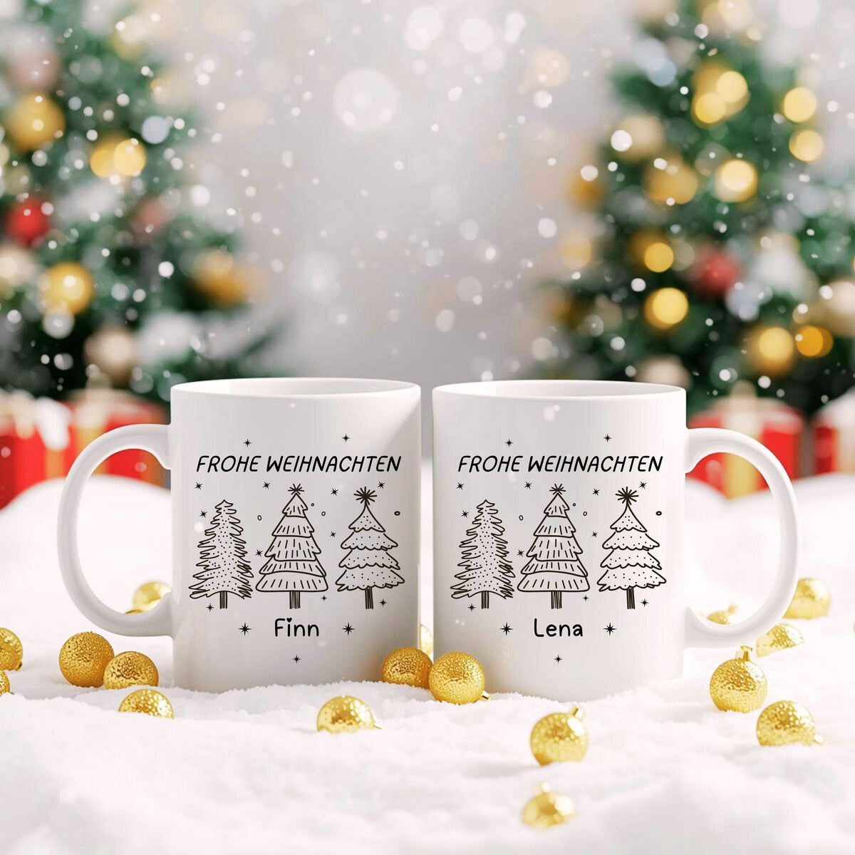 Weiße Keramiktasse mit festlichem Weihnachtsdesign, bestehend aus drei Tannenbäumen in Schwarz-Weiß. Darüber steht der Schriftzug „Frohe Weihnachten“ in Großbuchstaben, darunter ein personalisierter Name. Die minimalistische Gestaltung macht die Tasse zu einem tollen Begleiter durch die Adventszeit. Ideal als personalisierbares Weihnachtsgeschenk für Partner, Kinder, Freunde oder Familie. Perfekt als Nikolausgeschenk, für den Adventskalender oder als liebevolle Wichtelidee mit persönlicher Note.
