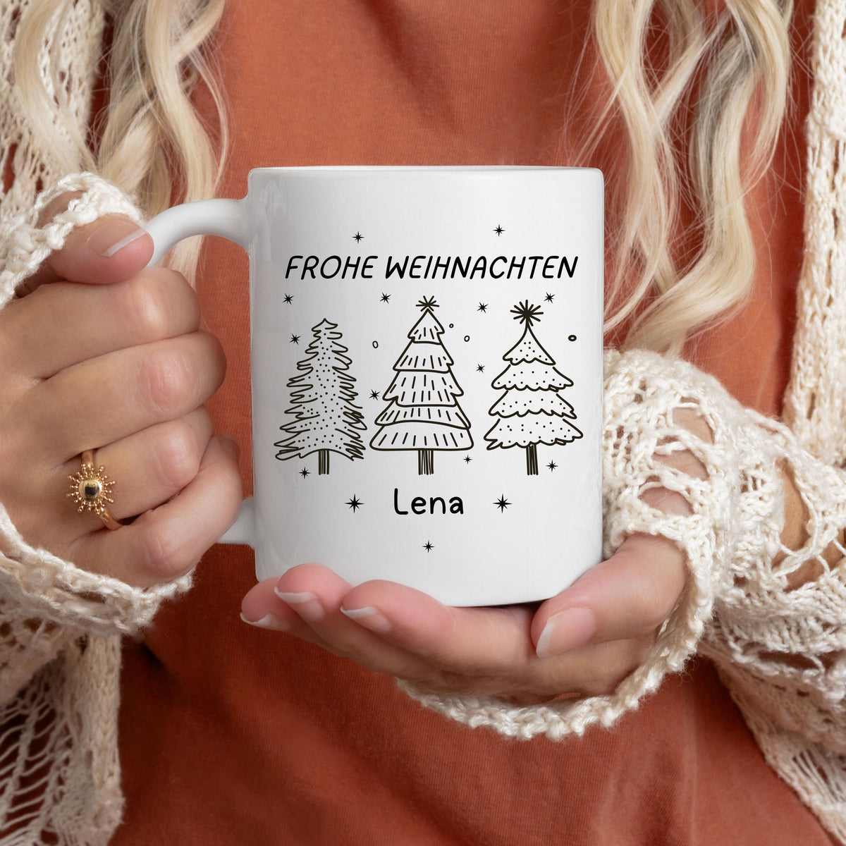 Weiße Keramiktasse mit festlichem Weihnachtsdesign, bestehend aus drei Tannenbäumen in Schwarz-Weiß. Darüber steht der Schriftzug „Frohe Weihnachten“ in Großbuchstaben, darunter ein personalisierter Name. Die minimalistische Gestaltung macht die Tasse zu einem tollen Begleiter durch die Adventszeit. Ideal als personalisierbares Weihnachtsgeschenk für Partner, Kinder, Freunde oder Familie. Perfekt als Nikolausgeschenk, für den Adventskalender oder als liebevolle Wichtelidee mit persönlicher Note.