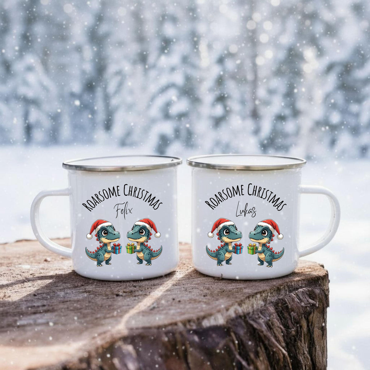 Personalisierte Emaille Weihnachtstasse für Kinder mit Namen und Dinosaurier. Zwei Dinos mit Weihnachtsmützen und Geschenken sorgen für festliche Stimmung. Diese bruchsichere Kindertasse aus Emaille ist leicht, robust und ideal für kleine Hände. Perfekt als Kakao-Tasse im Advent, Weihnachtsgeschenk für Kinder, Nikolaus-Mitbringsel oder festliches Accessoire. Ideal für kleine Dino-Fans, Kindergartenkinder oder den Adventskalender. Emailletasse mit Weihnachtsmotiv, personalisierbar mit Wunschnamen