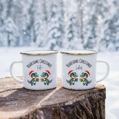 Personalisierte Emaille Weihnachtstasse für Kinder mit Namen und Dinosaurier. Zwei Dinos mit Weihnachtsmützen und Geschenken sorgen für festliche Stimmung. Diese bruchsichere Kindertasse aus Emaille ist leicht, robust und ideal für kleine Hände. Perfekt als Kakao-Tasse im Advent, Weihnachtsgeschenk für Kinder, Nikolaus-Mitbringsel oder festliches Accessoire. Ideal für kleine Dino-Fans, Kindergartenkinder oder den Adventskalender. Emailletasse mit Weihnachtsmotiv, personalisierbar mit Wunschnamen