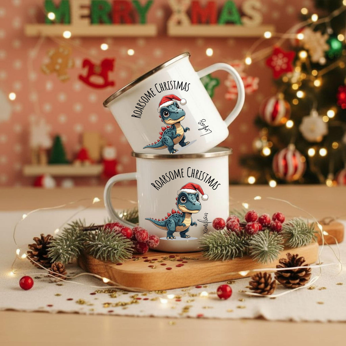 Personalisierte Emailletasse für Kinder mit Weihnachtsmotiv: Ein süßer Dino mit Weihnachtsmütze steht im Zentrum, darüber der Schriftzug „Roarsome Christmas“, darunter ein individualisierbarer Name. Perfekt als Geschenkidee für Jungen und Mädchen zu Weihnachten. Die Emailletasse ist leicht, robust und ideal für Kinderhände – ideal für Kakao, Tee oder warmen Kinderpunsch. Weihnachtsgeschenk mit persönlicher Note für kleine Dino-Fans, liebevoll gestaltet und nachhaltig produziert in Deutschland.
