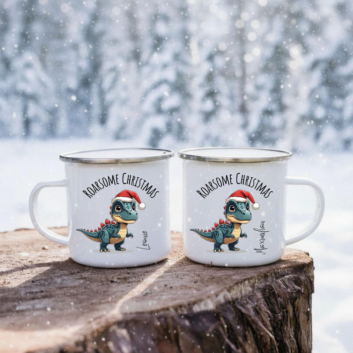 Personalisierte Emailletasse für Kinder mit Weihnachtsmotiv: Ein süßer Dino mit Weihnachtsmütze steht im Zentrum, darüber der Schriftzug „Roarsome Christmas“, darunter ein individualisierbarer Name. Perfekt als Geschenkidee für Jungen und Mädchen zu Weihnachten. Die Emailletasse ist leicht, robust und ideal für Kinderhände – ideal für Kakao, Tee oder warmen Kinderpunsch. Weihnachtsgeschenk mit persönlicher Note für kleine Dino-Fans, liebevoll gestaltet und nachhaltig produziert in Deutschland.