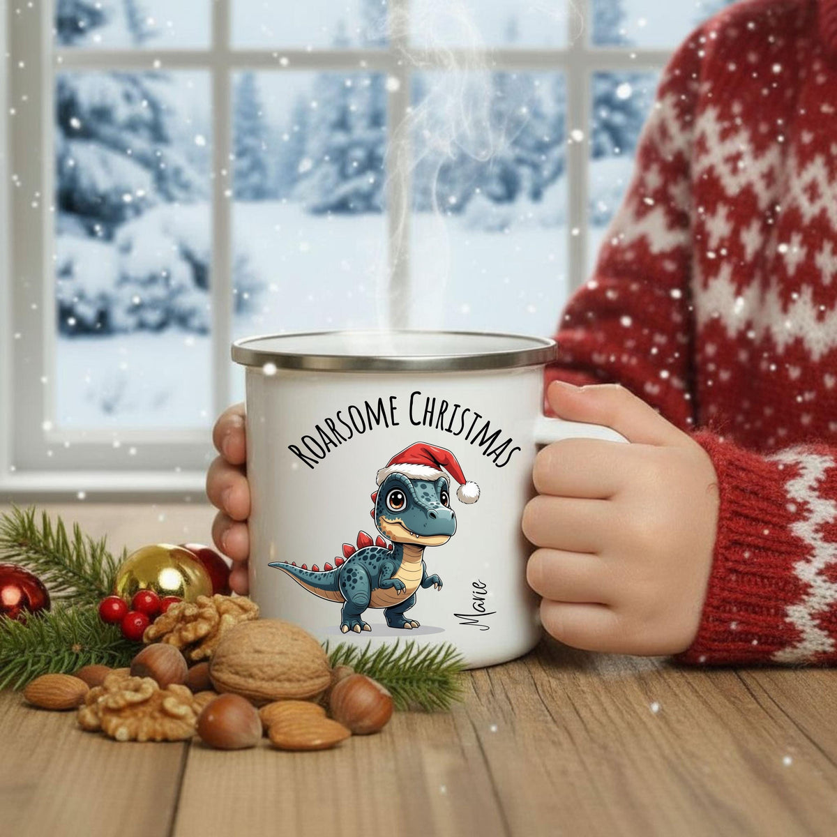 Personalisierte Emailletasse für Kinder mit Weihnachtsmotiv: Ein süßer Dino mit Weihnachtsmütze steht im Zentrum, darüber der Schriftzug „Roarsome Christmas“, darunter ein individualisierbarer Name. Perfekt als Geschenkidee für Jungen und Mädchen zu Weihnachten. Die Emailletasse ist leicht, robust und ideal für Kinderhände – ideal für Kakao, Tee oder warmen Kinderpunsch. Weihnachtsgeschenk mit persönlicher Note für kleine Dino-Fans, liebevoll gestaltet und nachhaltig produziert in Deutschland.