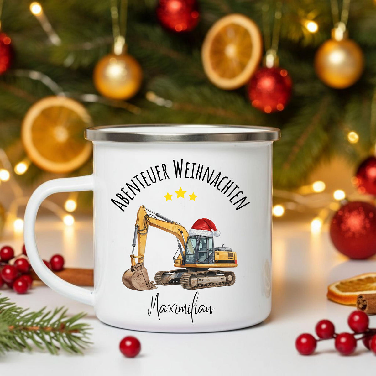 Personalisierte Emailletasse für Kinder mit weihnachtlichem Baustellenmotiv: Ein gelber Bagger mit Weihnachtsmütze, darüber der Schriftzug „Abenteuer Weihnachten“ mit Namen. Ideal als Geschenkidee für Kinder, Jungen oder kleine Baustellen-Fans. Diese Emailletasse ist bruchsicher, leicht und perfekt für kleine Hände – geeignet für Kakao, Tee oder Kinderpunsch. Weihnachtsgeschenk mit persönlicher Note, liebevoll gestaltet – ein festlicher Alltagsbegleiter für Kinder in der Winterzeit.