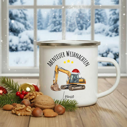 Personalisierte Emailletasse für Kinder mit weihnachtlichem Baustellenmotiv: Ein gelber Bagger mit Weihnachtsmütze, darüber der Schriftzug „Abenteuer Weihnachten“ mit Namen. Ideal als Geschenkidee für Kinder, Jungen oder kleine Baustellen-Fans. Diese Emailletasse ist bruchsicher, leicht und perfekt für kleine Hände – geeignet für Kakao, Tee oder Kinderpunsch. Weihnachtsgeschenk mit persönlicher Note, liebevoll gestaltet – ein festlicher Alltagsbegleiter für Kinder in der Winterzeit.