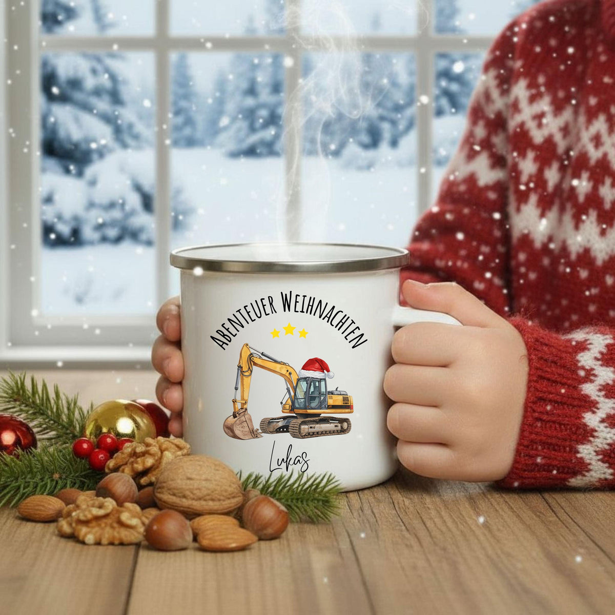 Personalisierte Emailletasse für Kinder mit weihnachtlichem Baustellenmotiv: Ein gelber Bagger mit Weihnachtsmütze, darüber der Schriftzug „Abenteuer Weihnachten“ mit Namen. Ideal als Geschenkidee für Kinder, Jungen oder kleine Baustellen-Fans. Diese Emailletasse ist bruchsicher, leicht und perfekt für kleine Hände – geeignet für Kakao, Tee oder Kinderpunsch. Weihnachtsgeschenk mit persönlicher Note, liebevoll gestaltet – ein festlicher Alltagsbegleiter für Kinder in der Winterzeit.