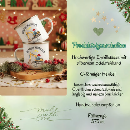 Personalisierte Emailletasse für Kinder mit weihnachtlichem Baustellenmotiv: Ein gelber Bagger mit Weihnachtsmütze, darüber der Schriftzug „Abenteuer Weihnachten“ mit Namen. Ideal als Geschenkidee für Kinder, Jungen oder kleine Baustellen-Fans. Diese Emailletasse ist bruchsicher, leicht und perfekt für kleine Hände – geeignet für Kakao, Tee oder Kinderpunsch. Weihnachtsgeschenk mit persönlicher Note, liebevoll gestaltet – ein festlicher Alltagsbegleiter für Kinder in der Winterzeit.