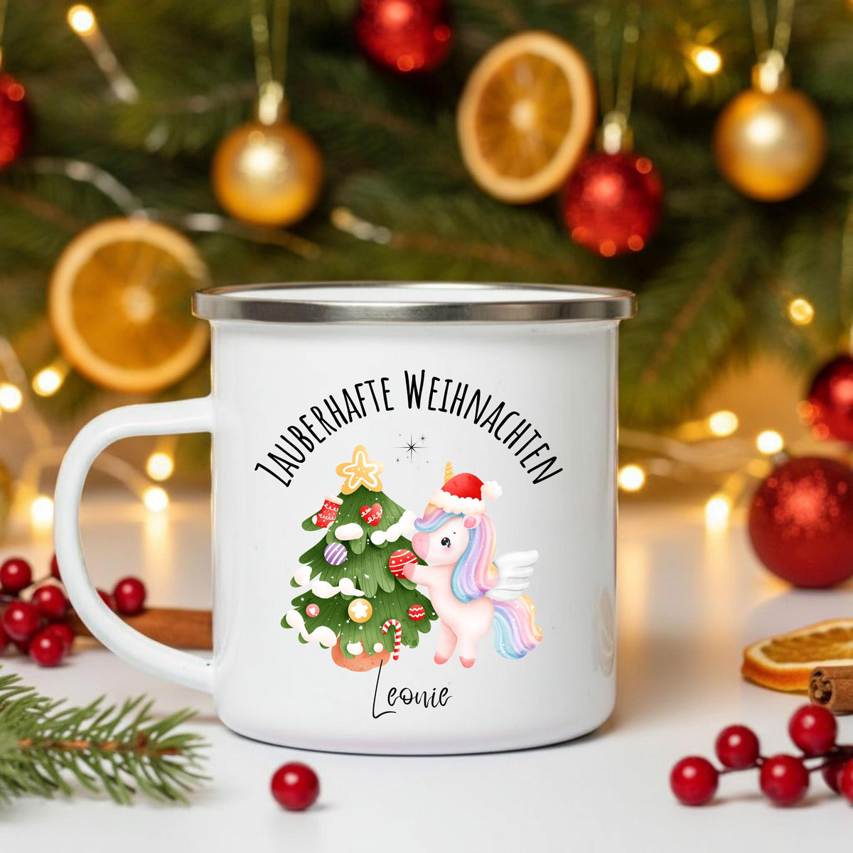 Personalisierte Emailletasse für Kinder mit Einhorn-Design: Die Weihnachtstasse zeigt ein rosa Einhorn, das einen Weihnachtsbaum dekoriert. Darüber der Schriftzug „Zauberhafte Weihnachten“, unten ein personalisierbarer Name. Ideal als Weihnachtsgeschenk für Mädchen, Einhorn-Fans und kleine Träumerinnen. Die Tasse ist aus robuster Emaille, leicht und perfekt für Kinderhände – geeignet für Kakao, Tee oder warmen Apfelsaft. Liebevoll gestaltet, personalisiert und ideal für die festliche Jahreszeit.