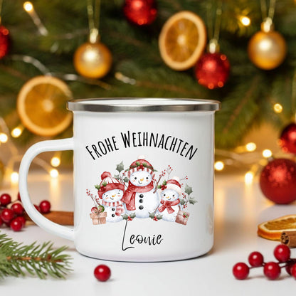 Personalisierte Emailletasse für Kinder mit weihnachtlichem Schneemann-Motiv. Die Tasse zeigt drei fröhliche Schneemänner in roten Weihnachtsmützen, umgeben von Winterzweigen und Sternen, darüber steht „Frohe Weihnachten“, darunter der Name „Lena“. Die Emailletasse ist kindgerecht, leicht und robust – ideal für heiße Getränke wie Kakao, Tee oder Kinderpunsch. Perfekt als individuelles Weihnachtsgeschenk für Kinder, Enkel oder Patenkinder. Eine liebevolle Geschenkidee für die kalte Jahreszeit.