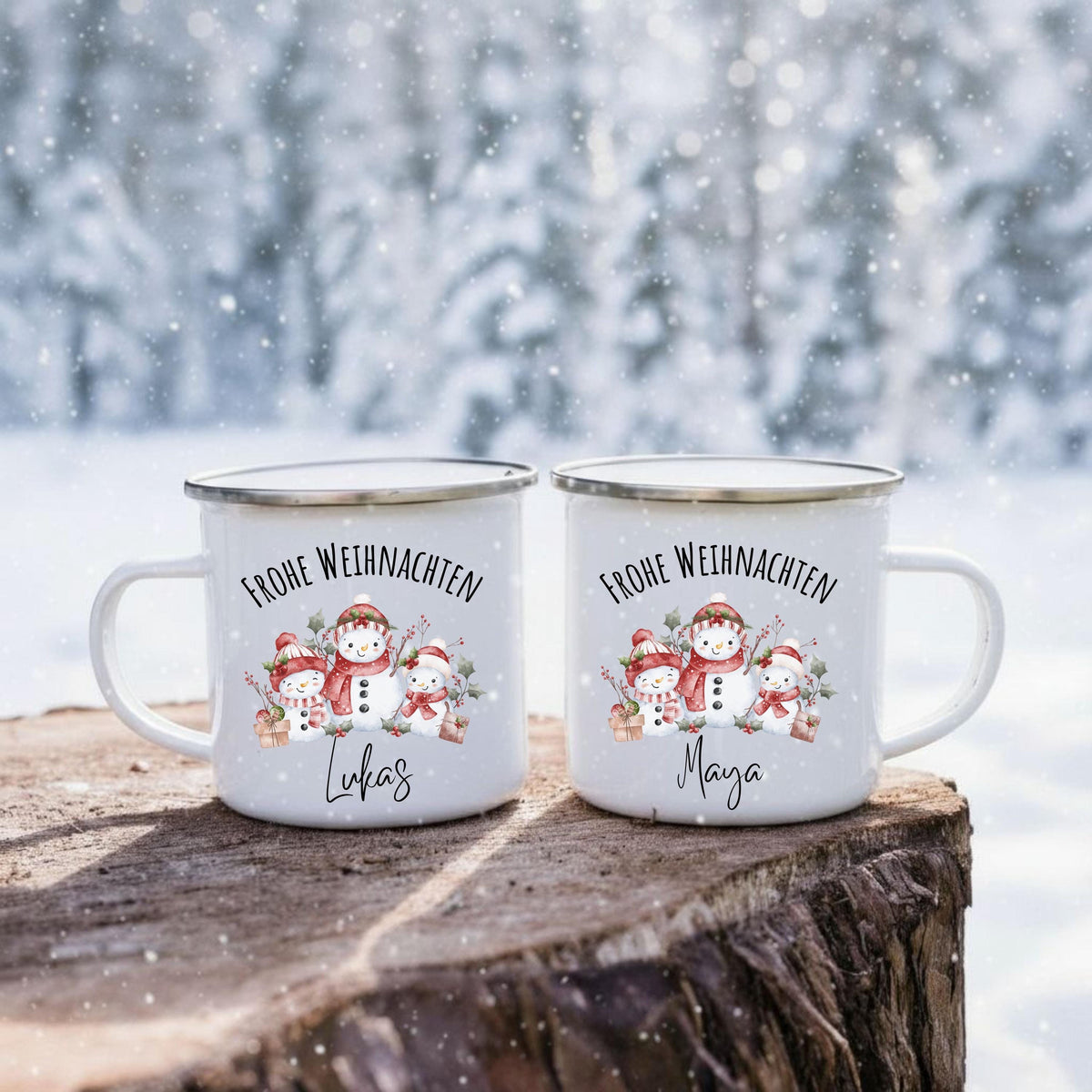 Personalisierte Emailletasse für Kinder mit weihnachtlichem Schneemann-Motiv. Die Tasse zeigt drei fröhliche Schneemänner in roten Weihnachtsmützen, umgeben von Winterzweigen und Sternen, darüber steht „Frohe Weihnachten“, darunter der Name „Lena“. Die Emailletasse ist kindgerecht, leicht und robust – ideal für heiße Getränke wie Kakao, Tee oder Kinderpunsch. Perfekt als individuelles Weihnachtsgeschenk für Kinder, Enkel oder Patenkinder. Eine liebevolle Geschenkidee für die kalte Jahreszeit.