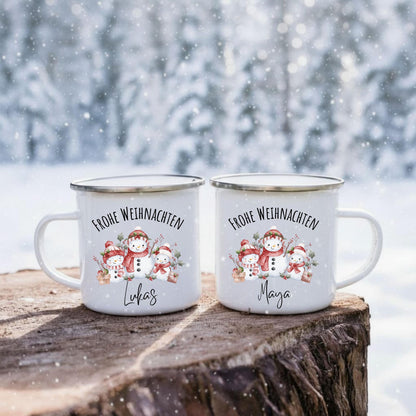 Personalisierte Emailletasse für Kinder mit weihnachtlichem Schneemann-Motiv. Die Tasse zeigt drei fröhliche Schneemänner in roten Weihnachtsmützen, umgeben von Winterzweigen und Sternen, darüber steht „Frohe Weihnachten“, darunter der Name „Lena“. Die Emailletasse ist kindgerecht, leicht und robust – ideal für heiße Getränke wie Kakao, Tee oder Kinderpunsch. Perfekt als individuelles Weihnachtsgeschenk für Kinder, Enkel oder Patenkinder. Eine liebevolle Geschenkidee für die kalte Jahreszeit.