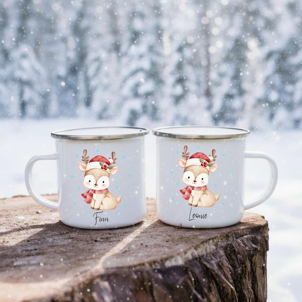 Emaille Kindertasse Weihnachten personalisiert mit Reh Motiv und Wunschnamen. Die winterliche Tasse zeigt ein niedliches Rentier mit rotem Schal und Weihnachtsmütze, umgeben von Schneeflocken – perfekt als Weihnachtsgeschenk für Kinder. Der Name macht die Tasse einzigartig und sorgt für festliche Stimmung. Ideal für Kakao, Tee oder Milch in der Winterzeit. Robuste, bruchsichere Emaille – ein liebevolles, langlebiges Geschenk für Jungen und Mädchen zu Weihnachten oder als Adventsüberraschung.