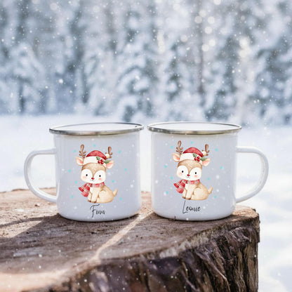 Emaille Kindertasse Weihnachten personalisiert mit Reh Motiv und Wunschnamen. Die winterliche Tasse zeigt ein niedliches Rentier mit rotem Schal und Weihnachtsmütze, umgeben von Schneeflocken – perfekt als Weihnachtsgeschenk für Kinder. Der Name macht die Tasse einzigartig und sorgt für festliche Stimmung. Ideal für Kakao, Tee oder Milch in der Winterzeit. Robuste, bruchsichere Emaille – ein liebevolles, langlebiges Geschenk für Jungen und Mädchen zu Weihnachten oder als Adventsüberraschung.