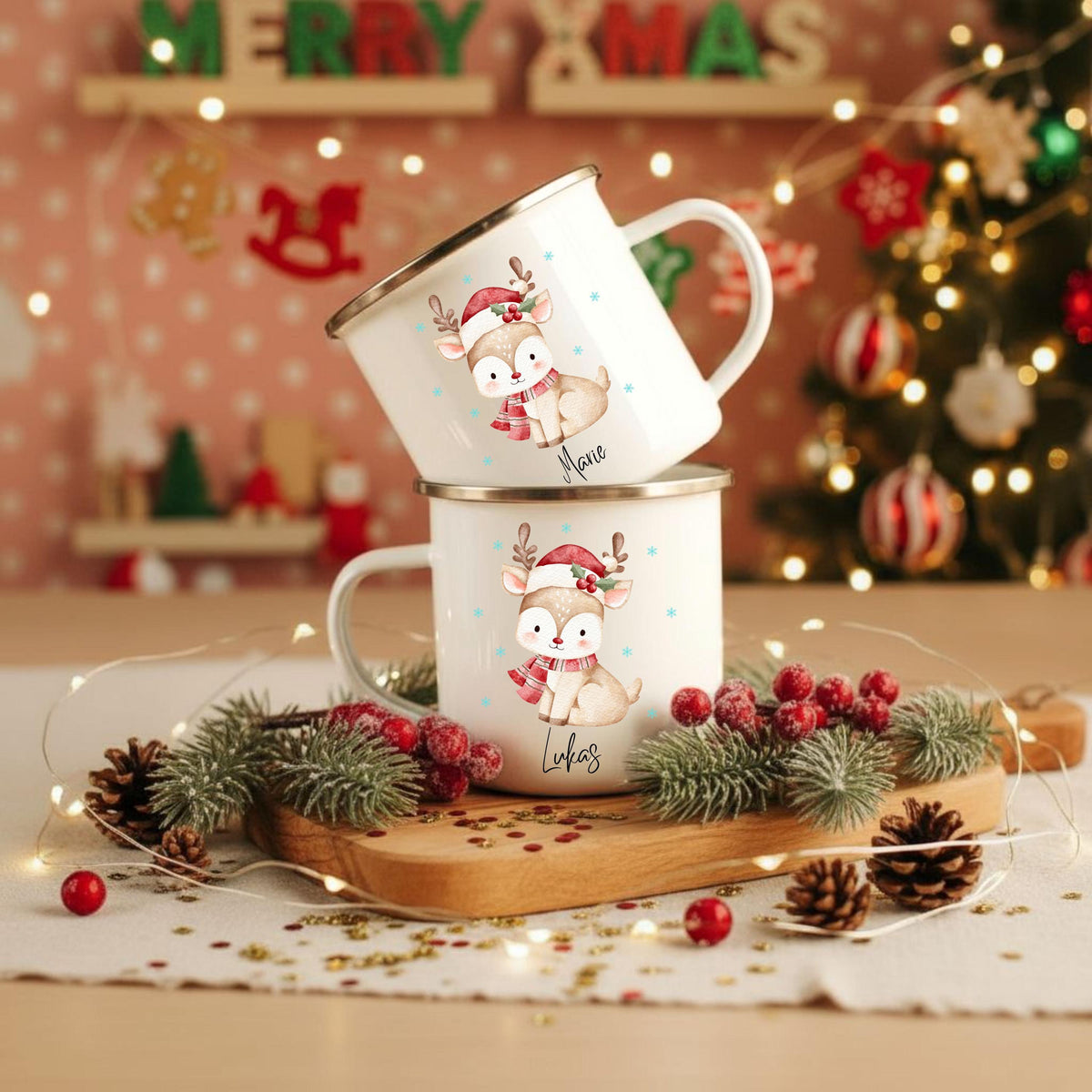 Emaille Kindertasse Weihnachten personalisiert mit Reh Motiv und Wunschnamen. Die winterliche Tasse zeigt ein niedliches Rentier mit rotem Schal und Weihnachtsmütze, umgeben von Schneeflocken – perfekt als Weihnachtsgeschenk für Kinder. Der Name macht die Tasse einzigartig und sorgt für festliche Stimmung. Ideal für Kakao, Tee oder Milch in der Winterzeit. Robuste, bruchsichere Emaille – ein liebevolles, langlebiges Geschenk für Jungen und Mädchen zu Weihnachten oder als Adventsüberraschung.