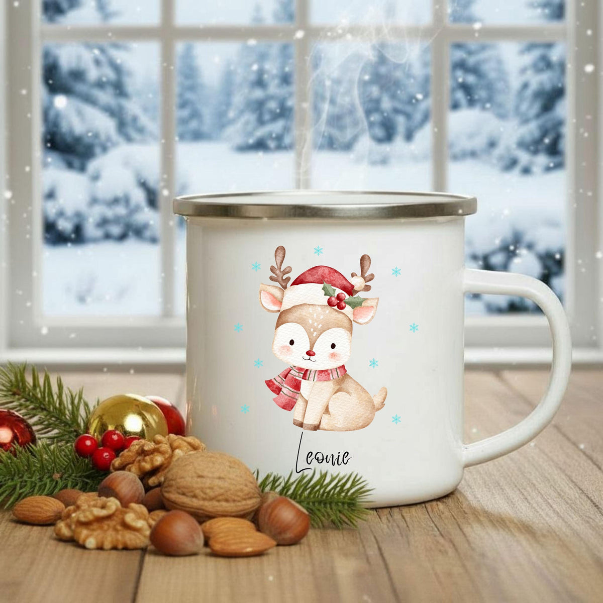 Emaille Kindertasse Weihnachten personalisiert mit Reh Motiv und Wunschnamen. Die winterliche Tasse zeigt ein niedliches Rentier mit rotem Schal und Weihnachtsmütze, umgeben von Schneeflocken – perfekt als Weihnachtsgeschenk für Kinder. Der Name macht die Tasse einzigartig und sorgt für festliche Stimmung. Ideal für Kakao, Tee oder Milch in der Winterzeit. Robuste, bruchsichere Emaille – ein liebevolles, langlebiges Geschenk für Jungen und Mädchen zu Weihnachten oder als Adventsüberraschung.